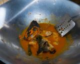 Foto langkah ke 5 dari resep Asam Pedas Baung Nanas.