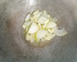 Foto langkah ke 1 dari resep Tumis Kangkung Saus Tiram.