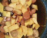 Foto langkah ke 4 dari resep Kentang Sosis Bakso Masak Kecap.