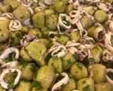 Foto del passaggio 3 della ricetta Gnocchetti al basilico con calamaretti saltati