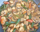 Foto del paso 4 de la receta: Noodles con verduras, gambas y almendras