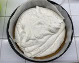 Foto del passaggio 7 della ricetta Cheesecake al basilico, limone e miele con yogurt, pinoli e morette di rovo