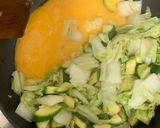 รูปขั้นตอนการทำที่ 9 ของ ซูกินี ผักกาดขาว ผัดไข่