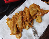 Foto del paso 3 de la receta: Barritas crujientes de gallo con papas fritas y salsa rosa