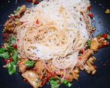 รูปขั้นตอนการทำที่ 4 ของ กะเพราหมูชิ้นเส้นขนมจีน