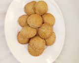 A picture of step 7 of Circled mini meatpies.