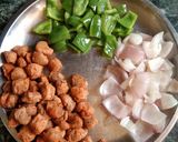 A picture of step 3 of Kadai soya chunks.