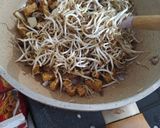 Foto langkah ke 3 dari resep Tumis Tempe dan Taoge.