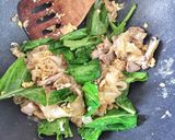 รูปขั้นตอนการทำที่ 3 ของ ผัดซีอิ๊วหมูstir fried flat noodles and pork