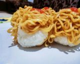 Foto langkah ke 4 dari resep Sushi Indomie Hot.