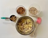 Foto del paso 2 de la receta: Granola express: tirás todo en una bandeja y listo, chef