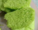 Foto langkah ke 3 dari resep Bolu kukus pandan kelapa.