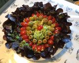 Une image de l'étape 5 de Salade de laitue rougette aux tomates cerises et olives farcies.