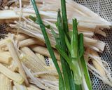 Hình bước làm 1 của món Bắp bao tử xào nấm kim châm
