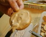 Foto del paso 5 de la receta: Tronco de Noel con galletas