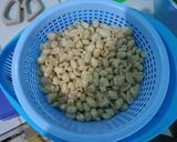 Foto langkah ke 4 dari resep Kacang Bawang Aroma Daun Jeruk.