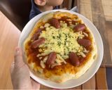 Hình bước làm 3 của món Pizza tôm và xúc xích phô mai 🧀