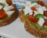 Foto del paso 2 de la receta: Tosta con pesto y tomatitos