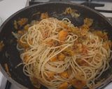 Foto del passaggio 2 della ricetta Spaghetti di farro con pomodorini gialli e acciughe