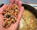 Foto del paso 7 de la receta: Merluza en salsa verde con frutos secos