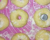 Foto langkah ke 4 dari resep Glazed Donuts.