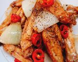 Hình bước làm 3 của món Cánh gà giữa xào mặn