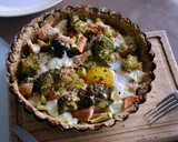 Foto del paso 10 de la receta: Tarta con masa de zapallo, relleno con brócoli, pollo y queso