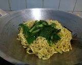 Foto langkah ke 4 dari resep Mie goreng.