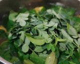 Foto langkah ke 5 dari resep Sayur Bening Daun Kelor.