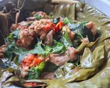 Foto langkah ke 6 dari resep Ayam Kukus Daun Pisang*.