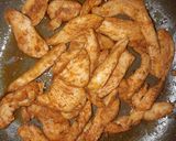 Fűszeres csirkemell csíkok, sütőben sült burgonyával recept fázis 3 fotója