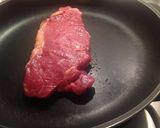 Foto del passaggio 4 della ricetta Entrecôte di Scottona con pepe rosa e riduzione di chianti e miele, e polentina con peperoni