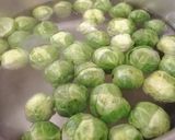 Une image de l'étape 3 de Poêlée de choux de bruxelles au lard.