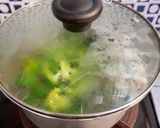 Foto langkah ke 3 dari resep Brokoli Sosis Saus Tiram.