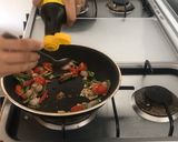 Foto langkah ke 3 dari resep Telur ceplok kemangi.