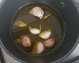 Foto del paso 2 de la receta: 🪔Aceite de Oliva 🫒 aromatizado con ajo 🧄
