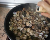 Foto del paso 5 de la receta: Pescada con almejas y gulas