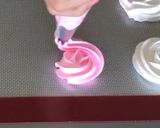 Foto del paso 5 de la receta: Merengues en forma de Rosas 🌹