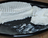 Foto del passaggio 10 della ricetta Formaggio stracchino fatto in casa,con caglio vegetale