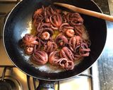 Foto del paso 3 de la receta: Pulpitos de San Antonio con papas especiadas al horno