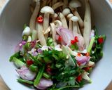 รูปขั้นตอนการทำที่ 4 ของ ยำเห็ดย่าง x ย่างกุ้ง