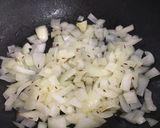 Foto del paso 1 de la receta Pimientos rellenos de pollo, cebolla caramelizada y albahaca con un toque de tomate
