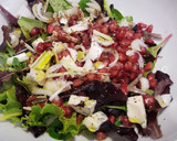 Foto del paso 2 de la receta: Ensalada de brotes, granada, gorgonzola y semillas