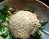 Foto langkah ke 4 dari resep Mie goreng simpel.