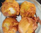 A picture of step 4 of Stuff potato idli pakoda chat.