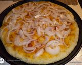 Foto del paso 2 de la receta: Pizza batida de muzzarella a la fugazzeta con provenzal y reggianito 🙌🏻😋