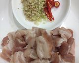 Hình bước làm 1 của món Ba rọi kho mắm ruốc ăn kèm xoài bào