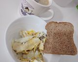 Foto del paso 2 de la receta: Desayuno con huevos revuelto y rebanada de pan