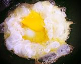Foto langkah ke 2 dari resep Telur Ceplok Minyak Bawang Pontianak Viral.