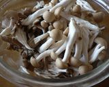 A picture of step 2 of Low-Calorie! Refreshing Mushrooms and Mekabu.